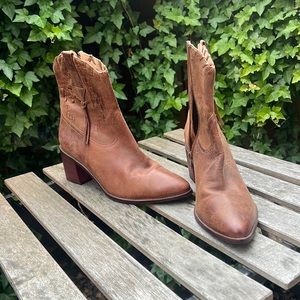 seychelles western leather boots, like new, size 9